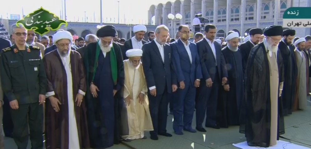حاشیه&zwnj;نگاری از اقامه نماز بندگی به امامت رهبر معظم انقلاب اسلامی/واکنش مردم به شعرخوانی میثم مطیعی