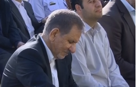 حاشیه&zwnj;نگاری از اقامه نماز بندگی به امامت رهبر معظم انقلاب اسلامی/واکنش مردم به شعرخوانی میثم مطیعی+تصاویر