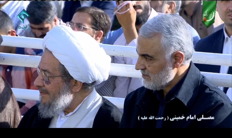 حاشیه&zwnj;نگاری از اقامه نماز بندگی به امامت رهبر معظم انقلاب اسلامی/واکنش مردم به شعرخوانی میثم مطیعی