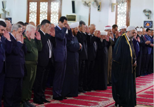بشار اسد نماز عید فطر را در شهر طرطوس اقامه کرد