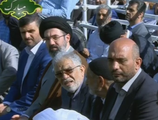 حاشیه&zwnj;نگاری از اقامه نماز بندگی به امامت رهبر معظم انقلاب اسلامی/واکنش مردم به شعرخوانی میثم مطیعی