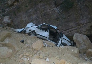 سقوط یک دستگاه خودروی پژو از پل تمبی