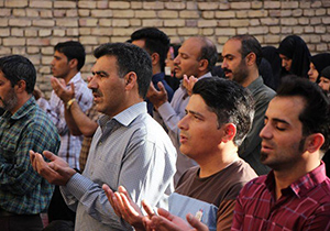 اقامه نماز عید فطر در محله دارالسادات نایین