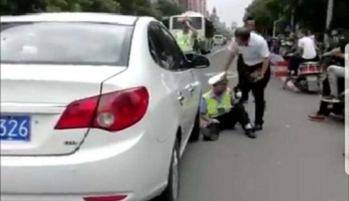 تمارض مامور پلیس رانندگی، کار دستش داد + فیلم//