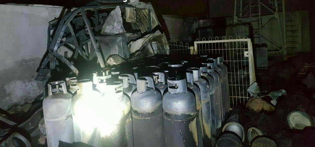 آتش&zwnj;سوزی محل شارژ و نگهداری سیلندر&zwnj;های گاز در خیابان آیت الله سعیدی/ ۲ کارگر مصدوم شدند