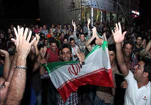 شادی مردم کرمانشاه به خاطر پیروزی تیم ملی فوتبال ایران مقابل مراکش + فیلم