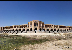 عملیات نظافت در زمان خشکی زاینده رود دوچندان می شود