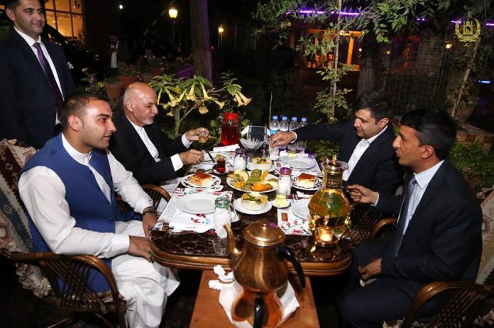 حضور غیر منتظره &laquo;اشرف غنی&raquo; در یکی از رستوران های کابل + تصاویر
