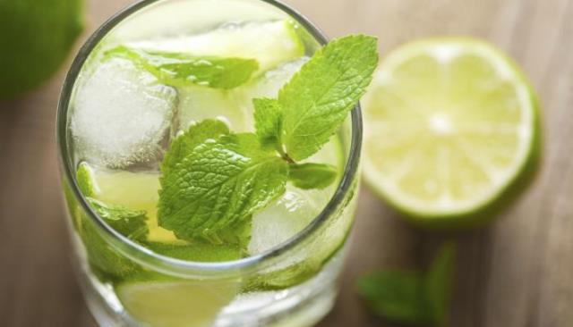 طرز تهیه نوشیدنی خنک برای فصل گرم