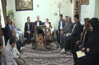 دیدارمسئولان وزارت ارتباطات و فناوری اطلاعات با خانواده دو شهید مهابادی
