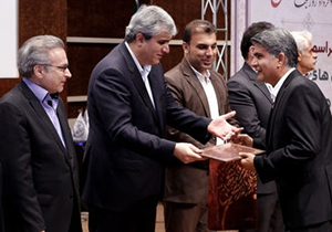 دریافت نشان ملی مرغوبیت صنایع دستی توسط استاد دانشگاه شیراز