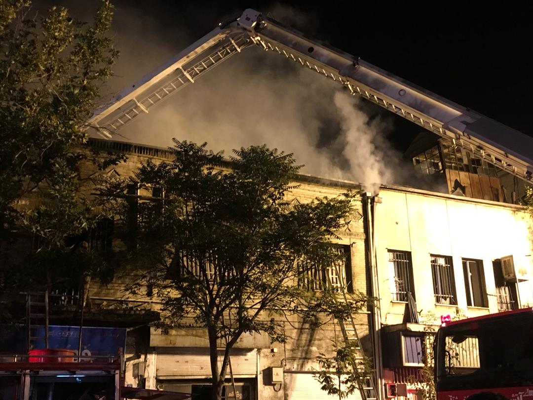 حریق در یکى از پاساژهاى تهران/مصدومیت آتش&zwnj;نشان در حین اطفای حریق+ تصویر