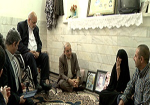 استاندار قم با خانواده شهید مولود زاده دیدار کرد
