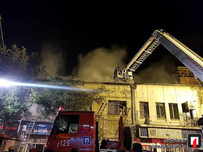 جزئیات آتش سوزی شب گذشته در خیابان امیرکبیر تهران/ نجات 25 نفر از میان دود و آتش جزئیات آتش سوزی شب گذشته در خیابان امیرکبیر تهران/ نجات 25 نفر از میان دود و آتش