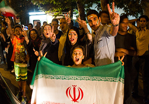 شادی فوتبالی با پرچم جمهوری اسلامی مساوی با مرگ! + فیلم