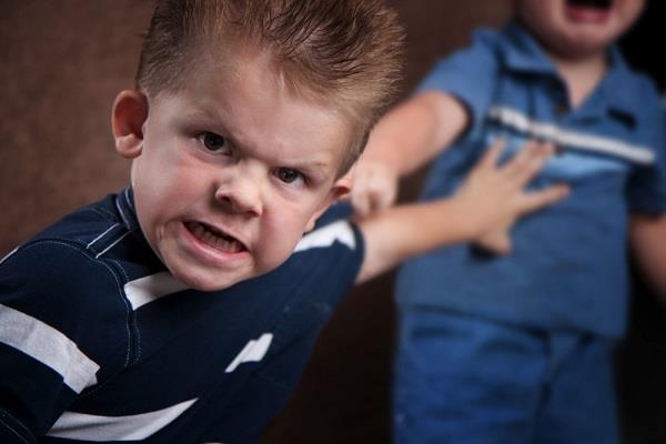 چگونه دفاع کردن از خود را به فرزندانمان آموزش بدهیم؟