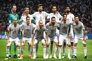 اسپانیایى‌ها با یک کارت کمتر صدر را تسخیر کردند