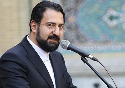 معاون هنری نشان هنری&zwnj;اش را برگرداند