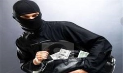 نجات باورنکردنی سارق مسلح از مرگ حتمی + فیلم