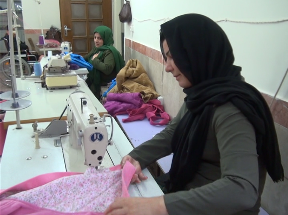 گاهی خدا می خواهد با دستان دیگری تو را یاری کند/بانوی معلولی که اشتیاق کمک به همنوعانش را دارد
