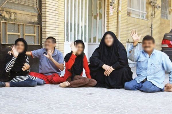 خانواده آبادانی دارای 5  فرزند معلول صاحبخانه می‌شوند