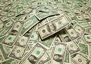 پاسخ ترکیه به افزایش قیمت دلار؛ پاک کردن بینی با دلار آمریکایی + فیلم