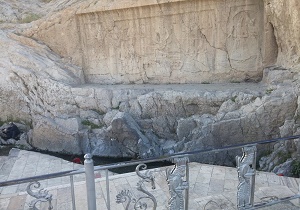جولان موش‌ها در کف چشمه علی به جای آب