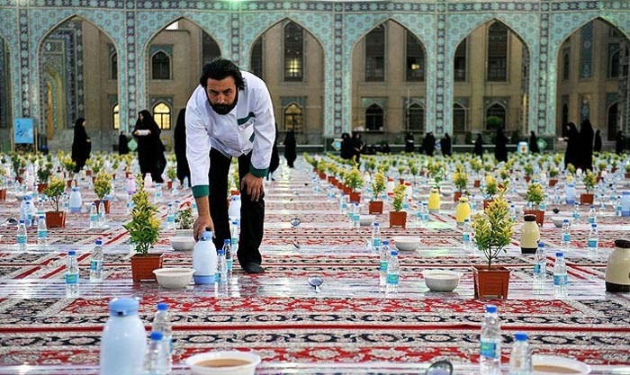 ارزش والای افطاری دادن از نگاه امام صادق (ع) /اعمال و نماز روز یازدهم ماه مبارک رمضان