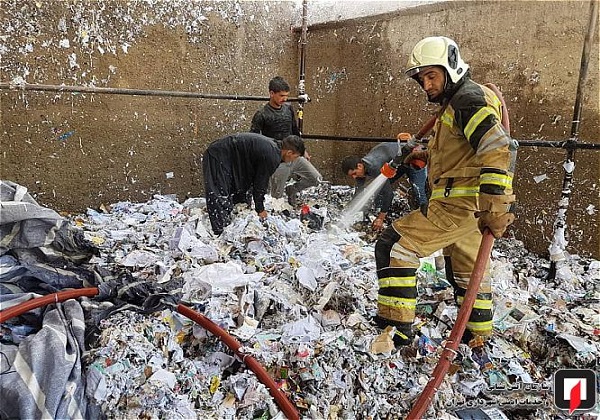 انبار ضایعات کاغذ گرفتار آتش شد