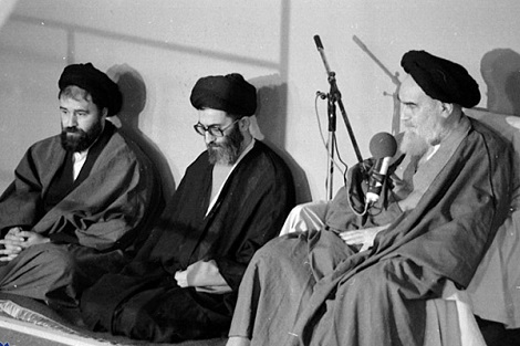 رمز پیروزی و دوام ایران  امام خمینی و امام خامنه‌ای هستند
