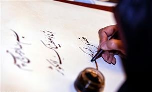 کتابت آیات وحی با حضور بانوان هنرمند در حرم رضوی