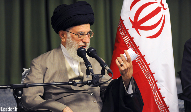 شاعران باید در بزنگاه‌های سیاسی به میدان بیایند/ شعر انقلاب میداندارِ ارائه‌ گفتمان انقلاب اسلامی است/ گاهی از فردی که گرایشی به انقلاب اسلامی نشان نداده است، تجلیل می‌شود