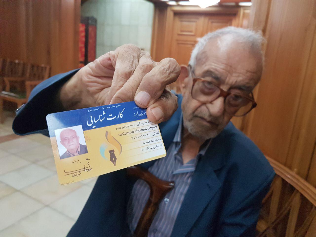 حضور قدیمی ترین روزنامه فروش دنیا در شورای شهر/ قول حق شناس برای اجابت خواسته او