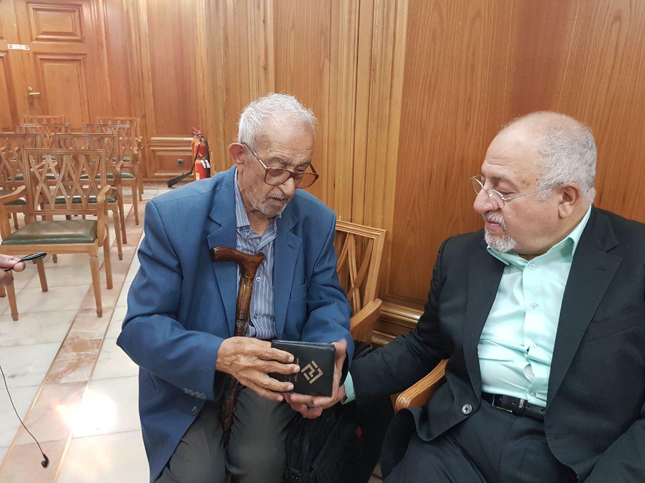 حضور قدیمی ترین روزنامه فروش دنیا در شورای شهر/ قول حق شناس برای اجابت خواسته او