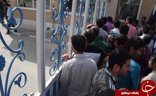 تجمع کارگران یکی از کارخانه&zwnj;های کاشی و سرامیک در میبد+تصاویر