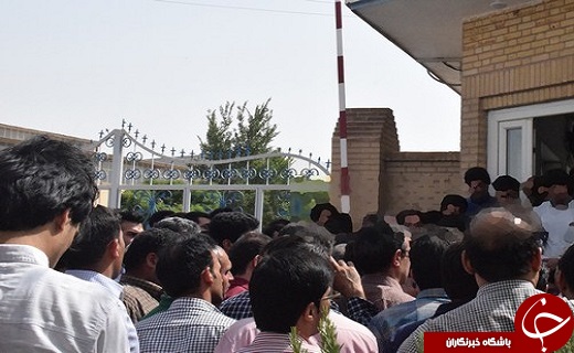تجمع کارگران یکی از کارخانه&zwnj;های کاشی و سرامیک در میبد+تصاویر