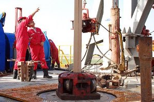 بازدید مسئولان از میادین نفتی هندیجان