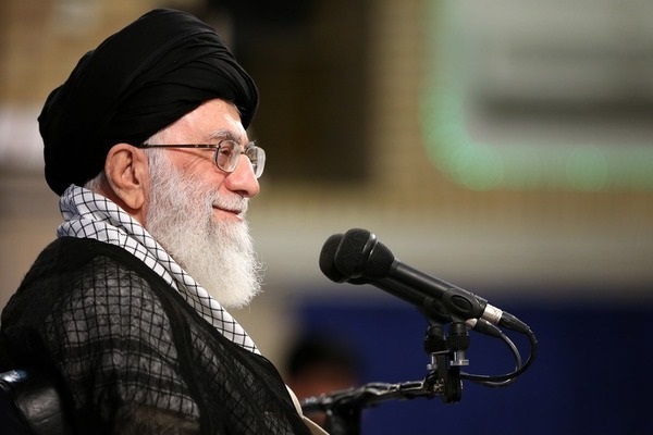 شوخی رهبر انقلاب با دانشجویان: شماها که کتاب نمی خوانید +فیلم