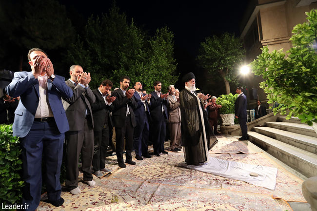 رهبر انقلاب با جمعی از اهالی شعر و ادب کشور دیدار کردند