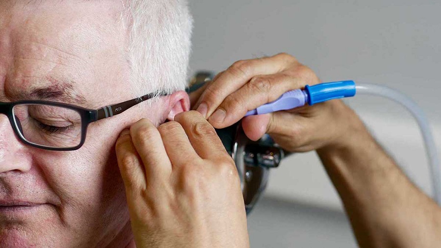 شستشوی گوش چیست و چه موقع باید به پزشک مراجعه کرد؟