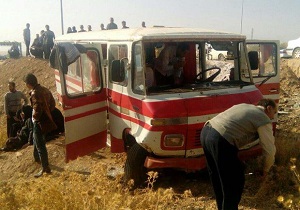 ۱۸ مصدوم در واژگونی مینی بوس در محور قدیم ساوه-همدان