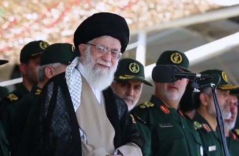 شعری که در دانشگاه امام حسین (ع) در وصف رهبرانقلاب خوانده شد +فیلم