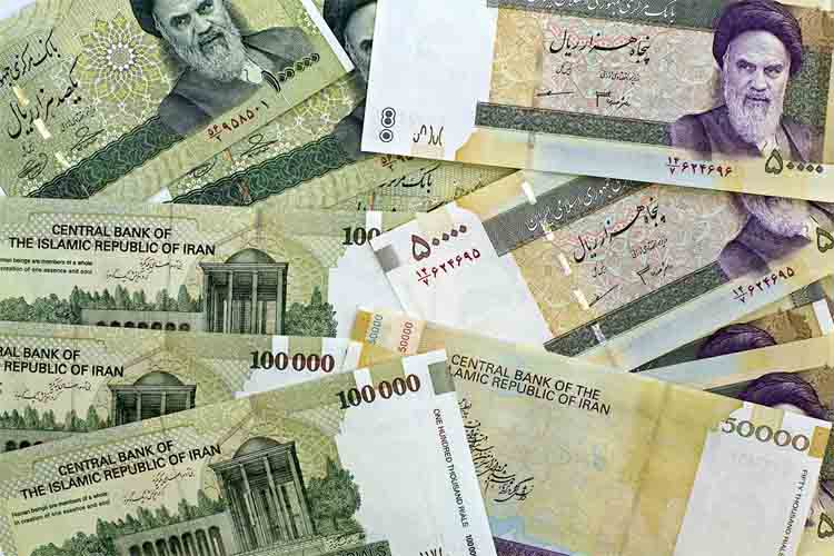 منشا هجوم سیل نقدینگی از بی اعتمادی جامعه/افزایش سود بانکی زخم کهنه اقتصاد را تازه می&zwnj;کند