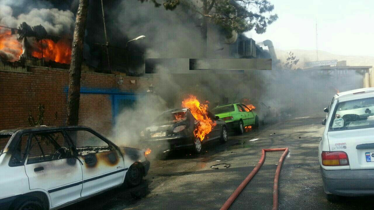 آتش سوزی گسترده کارخانه تولید موادشیمیایی و رنگ در جاده مخصوص کرج/ عملیات اطفای حریق همچنان ادامه دارد + عکس