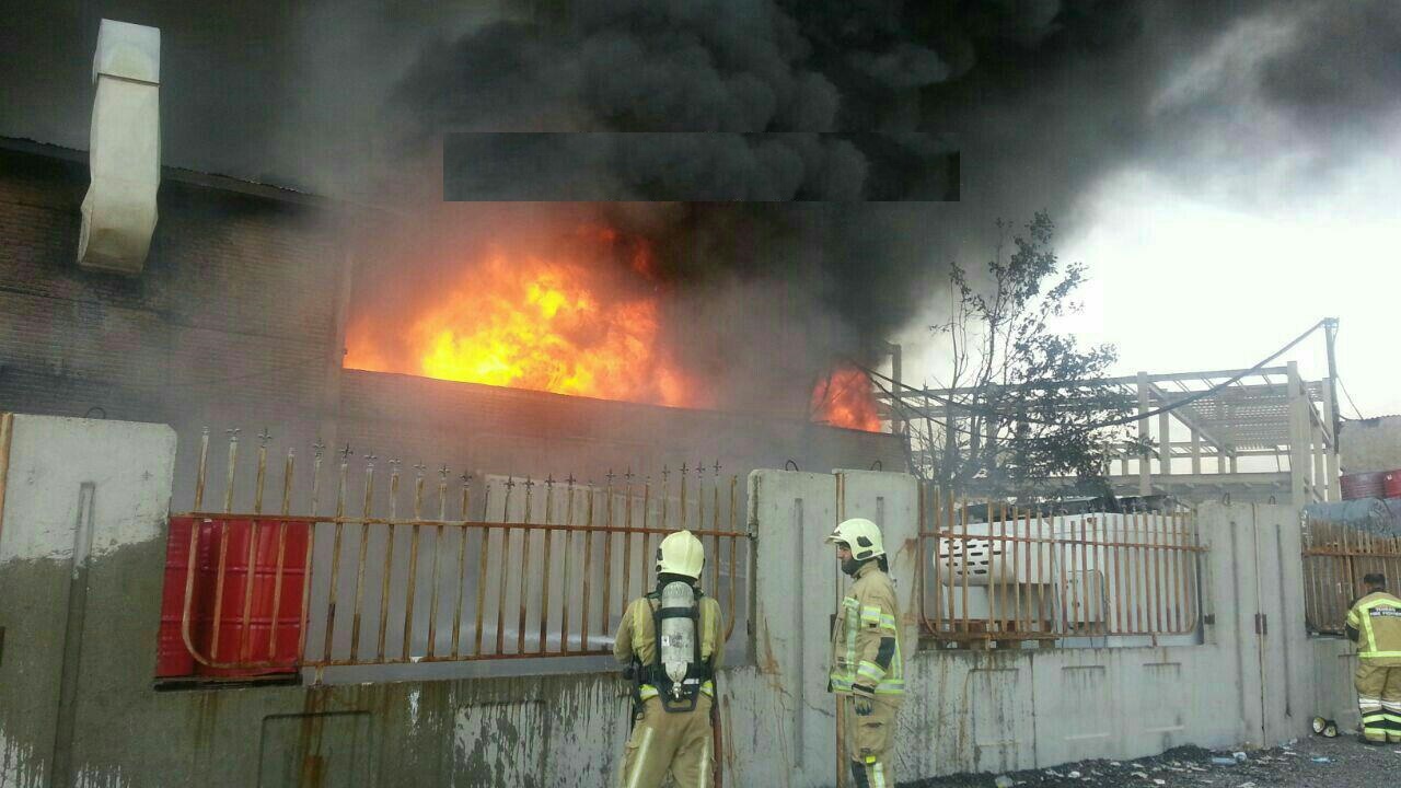 آتش سوزی گسترده کارخانه تولید موادشیمیایی و رنگ در جاده مخصوص کرج/ عملیات اطفای حریق همچنان ادامه دارد + عکس