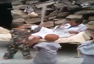 حرکت جالب و خنده&zwnj;دار کودک یمنی لبخند را بر لب کاربران نشاند!+فیلم