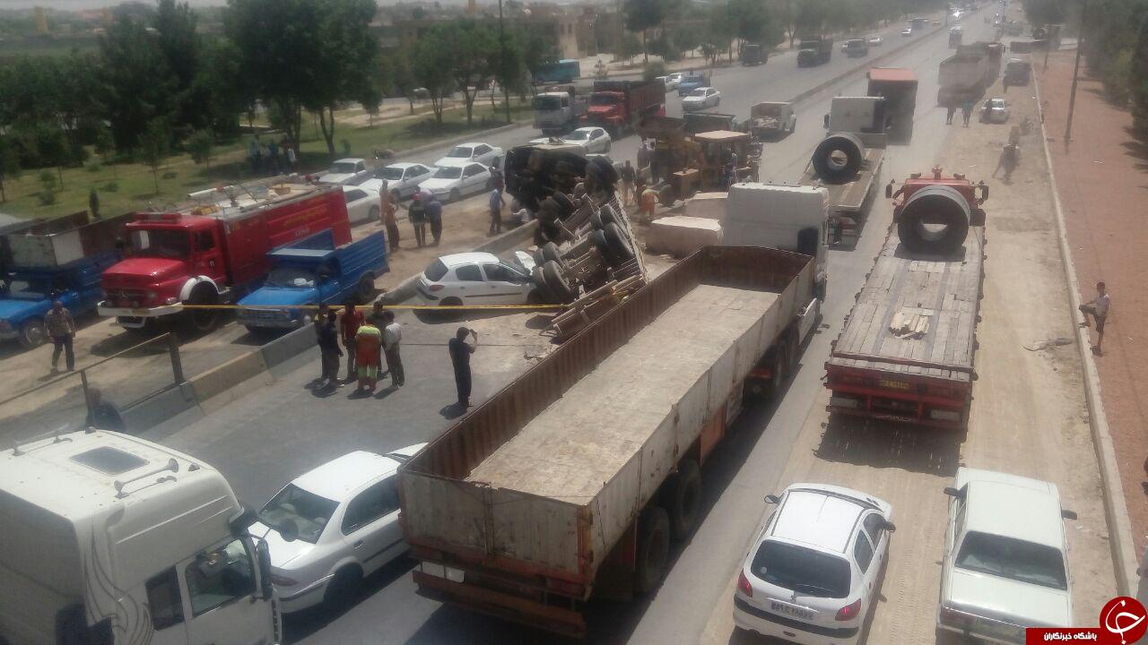 واژگونی تریلی در بزرگراه شهید اردستانی + فیلم