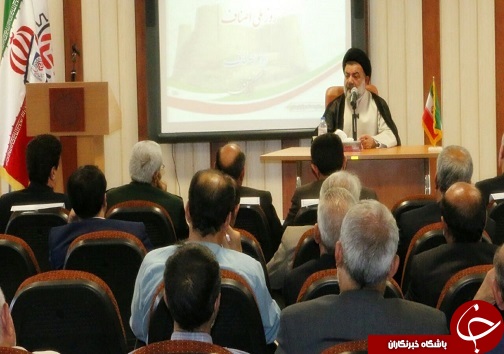 انقلاب اسلامی آمریکا را به زانو در آورده است