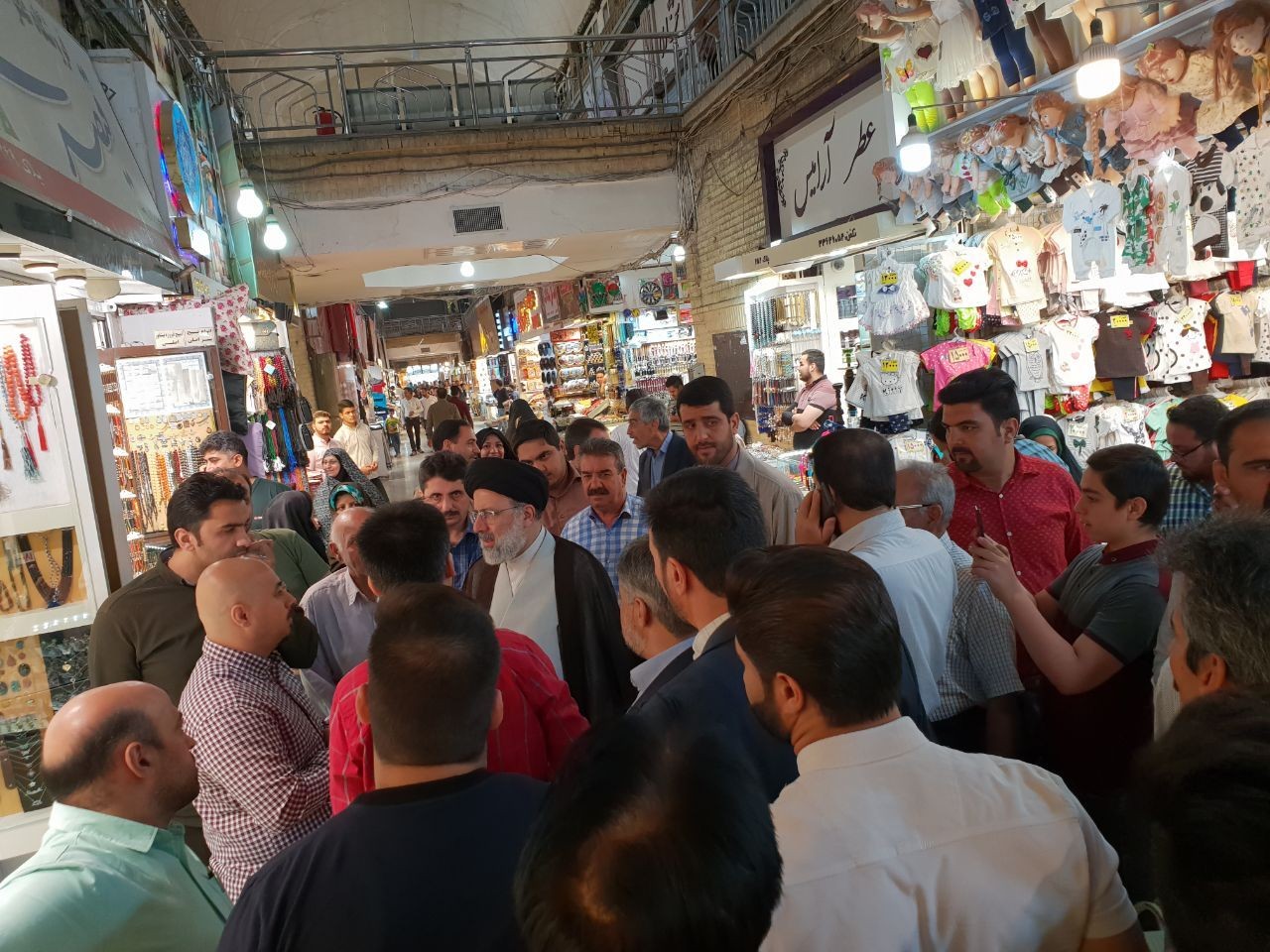 حضور تولیت آستان قدس رضوی در بازار رضا(ع) + عکس