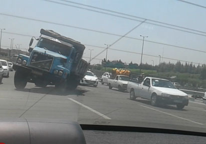 فیلمی از واژگونی کامیون در اتوبان آزادگان